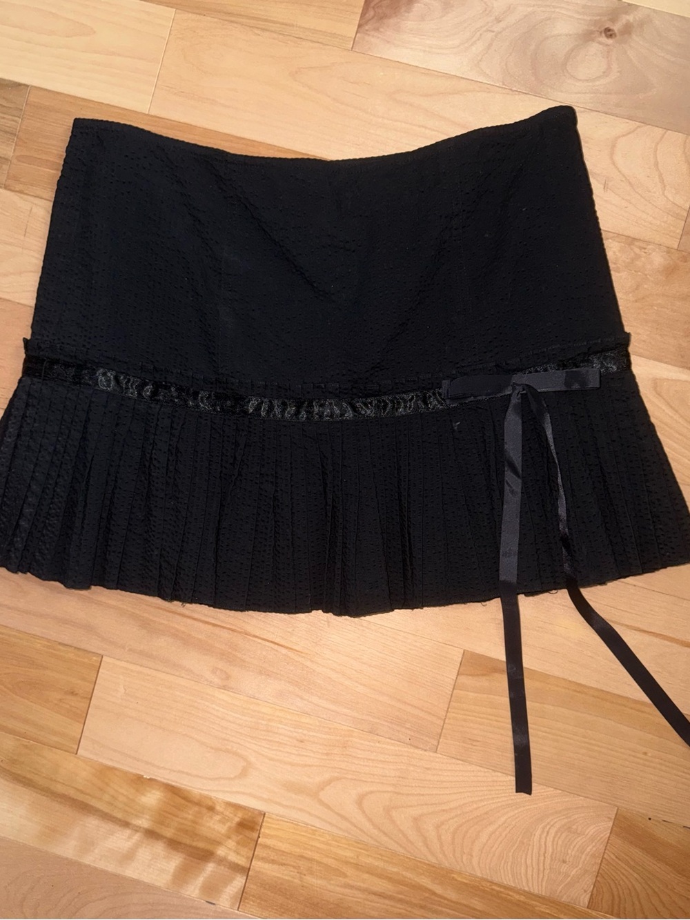 Vintage Betsey Johnson Black Pleated Mini Skirt with Satin Ribbon EUC 8